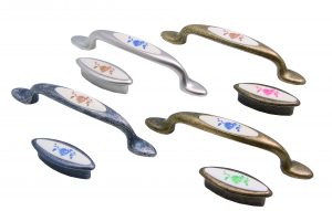 ידית 2382 מרחק ברגים 96 מ"מ ניקל מט + כחול