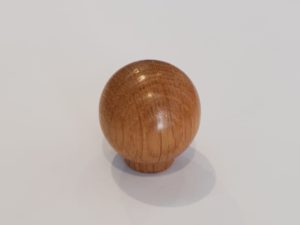 ידית כפתור עץ 4100 (כדור) 30 מ"מ  – עץ אלון